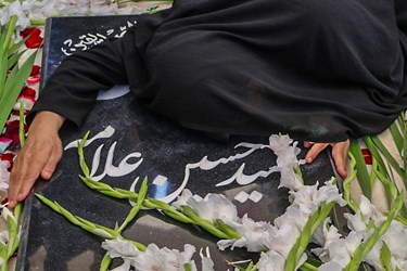 خواهر شهید پس از 34 سال چشم انتظاری بر سر مزار برادر 