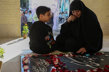 حضور خانواده شهید بر مزار شهید قبل از تعویض سنگ مزار