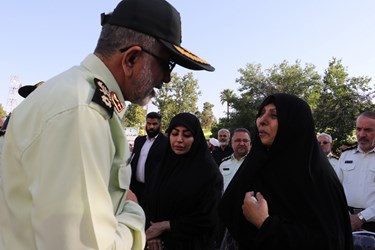 دلجویی سردار سرتیپ پاسدار حبیبی فرمانده فراجا استان فارس ازخواهر شهید حسین علامه 