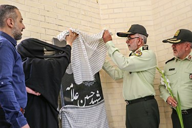رونمایی از سنگ مزار شهید « حسین علامه » توسط سردار حبیبی و خواهر شهید 