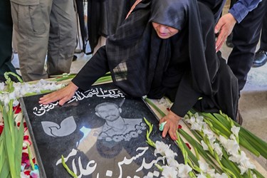 خواهر شهید پس از 34 سال چشم انتظاری بر سر مزار برادر 