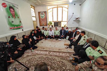 حضور «سردار سرتیپ احمدرضا رادان فرمانده کل انتظامی » در منزل شهید قنبری