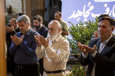 مهدی چمران رئیس شورای اسلامی شهر تهران در نماز جماعت در  خانه موزه چمران (خانه پدری )