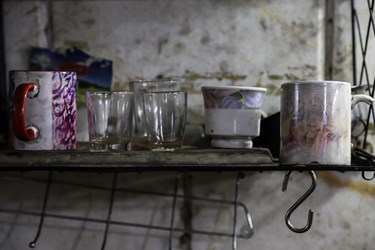 لیوان های چای تعمیرکاران که درزمان استراحت جهت رفع خستگی وآرامش ذهنی درآن چای مینوشند