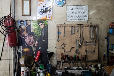 درشغل تعمیرکاری ومکانیکی ، ابزار، وسیله ای حیاتی است ،به همین علت ابزار برای تعمیرکاران اهمیت زیادی دارد ،نوشته ای بردیوار یک تعمیرگاه در محله نارمک تهران، که به اهمیت ابزار اشاره میکند