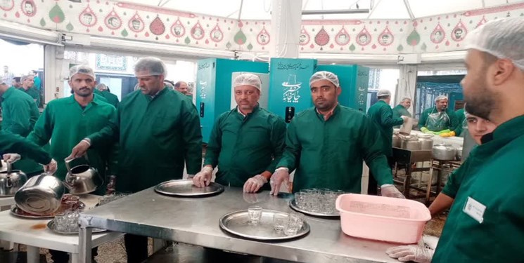 خدمت‌رسانی ۴۵ خادمیار از شرق کرمان در چایخانه حرم رضوی