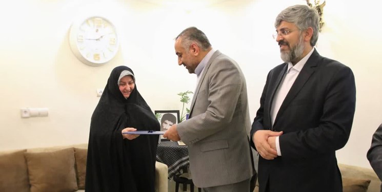 ادای احترام مسئولان قضایی گلستان به خانواده شهداء