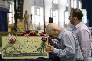 پیکر شهید گمنام در مراسم دعای عرفه  مصلی امام خمینی (ره)