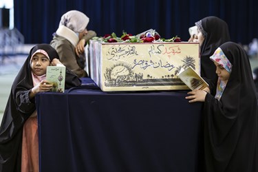 خواندن دعای عرفه کنار پیکر شهید گمنام درمراسم دعای عرفه مصلی امام خمینی (ره)
