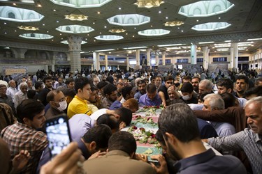 وداع با پیکر شهید گمنام در مراسم دعای عرفه مصلی امام خمینی (ره)