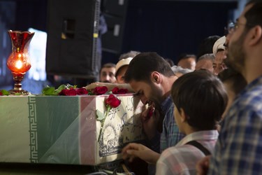 وداع با پیکر شهید گمنام در مراسم دعای عرفه مصلی امام خمینی (ره)