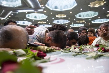 وداع با پیکر شهید گمنام در مراسم دعای عرفه مصلی امام خمینی (ره)