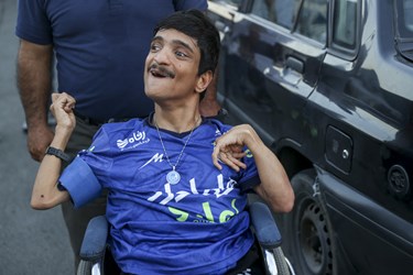 یکی از هواداران استقلال در حاشیه تمرین تیم فوتبال استقلال