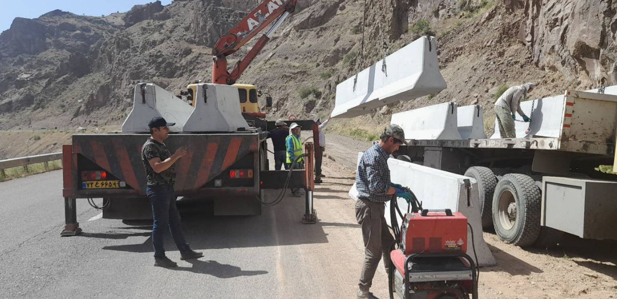 فارس من| نیوجرسی‌های بتنی نگهدارنده سنگ در جاده سرچم نصب شده است