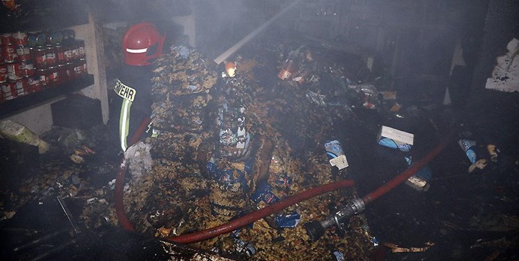 نجات ۵ نفر از ساکنان یک آپارتمان مسکونی در پی آتش سوزی یک هایپرمارکت