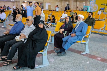 انتظار خانواده حجاج مازندرانی از کاروان حجاج در فرودگاه شهدای ساری به کشور