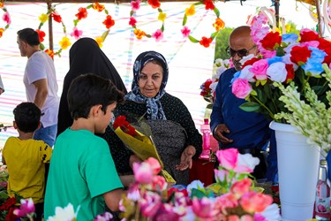 خرید گل برای استقبال از حجاج توسط خانواده حجاج مازندرانی