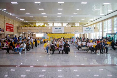 انتظار خانواده حجاج مازندرانی از کاروان حجاج در فرودگاه شهدای ساری به کشور