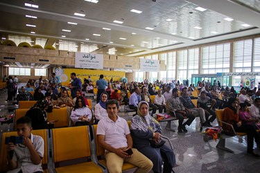انتظار خانواده حجاج مازندرانی از کاروان حجاج در فرودگاه شهدای ساری به کشور
