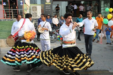 آغاز نهمین جشنواره آنبه میناب با برگزاری  کارناوالی از آئین ها وسنت ها