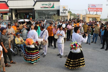 آغاز نهمین جشنواره آنبه میناب با برگزاری  کارناوالی از آئین ها وسنت ها