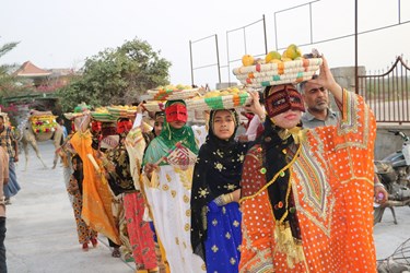 آغاز نهمین جشنواره آنبه میناب با برگزاری  کارناوالی از آئین ها وسنت ها