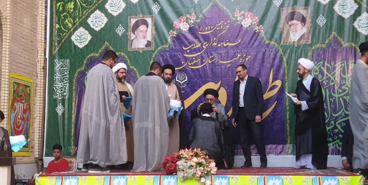 به مناسبت عید غدیر 220 نفر از طلاب اصفهانی ملبس به لباس روحانیت شدند