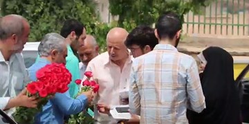 فیلم| مهدی‌شهری‌ها در عید غدیر به هم گل هدیه دادند