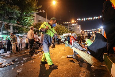 نظافت و پاکسازی شهر پس از پایان میهمانی ۱۰ کیلومتری عید غدیر توسط کارکنان شهرداری تهران