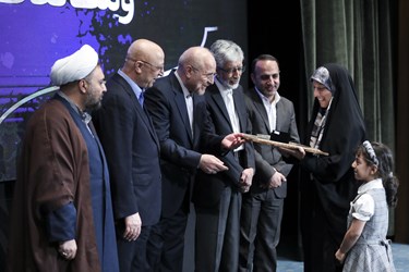 تقدیر از برگزیدگان توسط محمدباقر قالیباف رییس مجلس شورای اسلامی  در مراسم اختتامیه چهاردهمین جشنواره فارابی