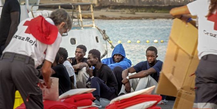 نجات جان ده‌ها مهاجر در جزایر قناری توسط گشت ساحلی اسپانیا