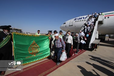 1st Group of Iranian Hajj Pilgrims Return Home