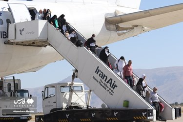 1st Group of Iranian Hajj Pilgrims Return Home