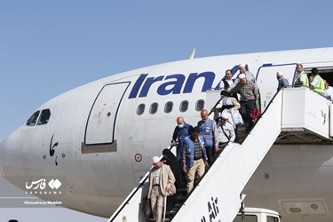 1st Group of Iranian Hajj Pilgrims Return Home