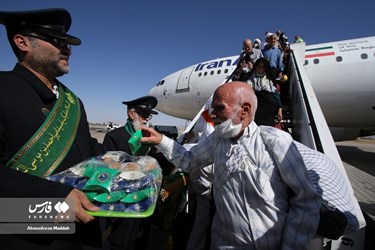 1st Group of Iranian Hajj Pilgrims Return Home
