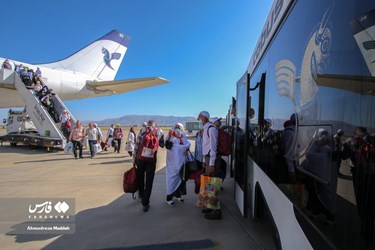 1st Group of Iranian Hajj Pilgrims Return Home
