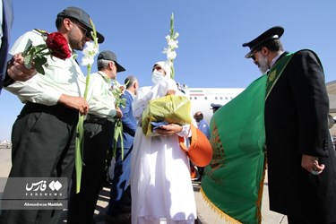 1st Group of Iranian Hajj Pilgrims Return Home