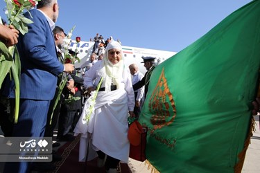 1st Group of Iranian Hajj Pilgrims Return Home