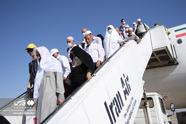 1st Group of Iranian Hajj Pilgrims Return Home