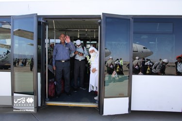 1st Group of Iranian Hajj Pilgrims Return Home