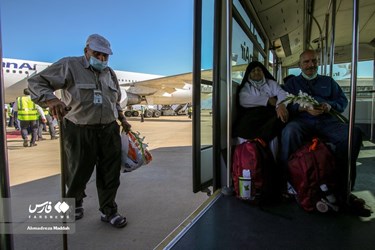 1st Group of Iranian Hajj Pilgrims Return Home