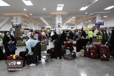 1st Group of Iranian Hajj Pilgrims Return Home
