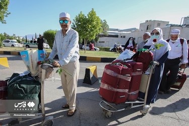 1st Group of Iranian Hajj Pilgrims Return Home