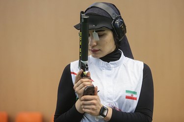 هانیه رستمیان تیرانداز تیم ملی در مسابقات آزاد تپانچه بانوان