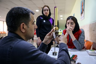 وزن کشی تپانچه در مرحله فینال مسابقات آزاد تپانچه بانوان 