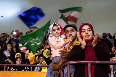حضور خانوادگی در تجمع و حماسه ایستادگی مردم و خانواده‌ های شهدا برای حجاب 