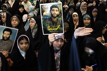 حضور دختران نوجوان در مراسم