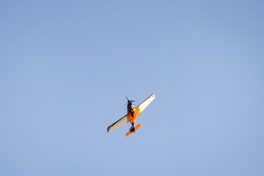   پرواز یک فروند هواپیمای فوق سبک گرداگرد برج میلاد