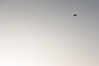  پرواز یک فروند هواپیمای فوق سبک گرداگرد برج میلاد