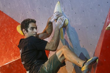 محمد امین یزدیزاد از تهران در فینال مسابقات سنگنوردی ماده بلدرینگ قهرمانی کشور